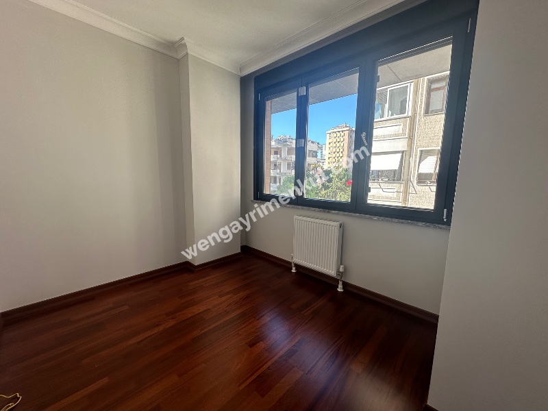 FENERBAHÇE SAHİL TARAFINDA PARKA BAKAN BİNADA 3+1 KİRALIK DAİRE