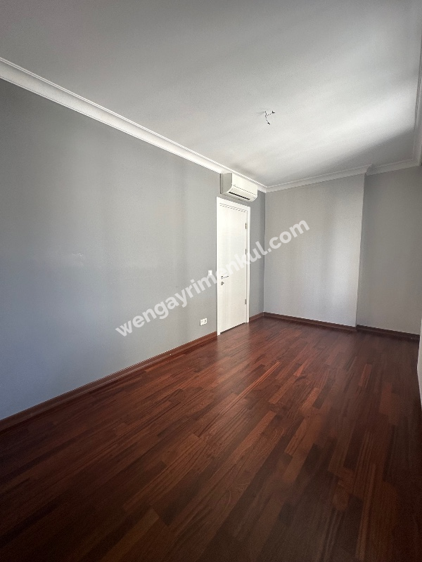 FENERBAHÇE SAHİL TARAFINDA PARKA BAKAN BİNADA 3+1 KİRALIK DAİRE