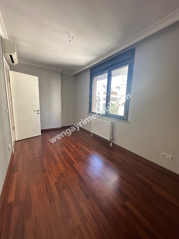 FENERBAHÇE SAHİL TARAFINDA PARKA BAKAN BİNADA 3+1 KİRALIK DAİRE