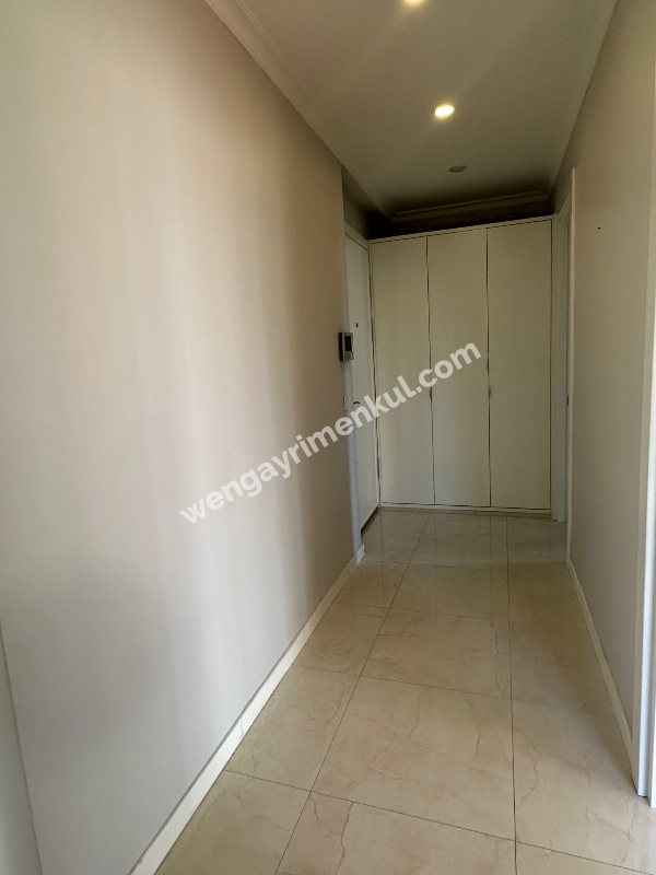 FENERBAHÇE SAHİL TARAFINDA PARKA BAKAN BİNADA 3+1 KİRALIK DAİRE