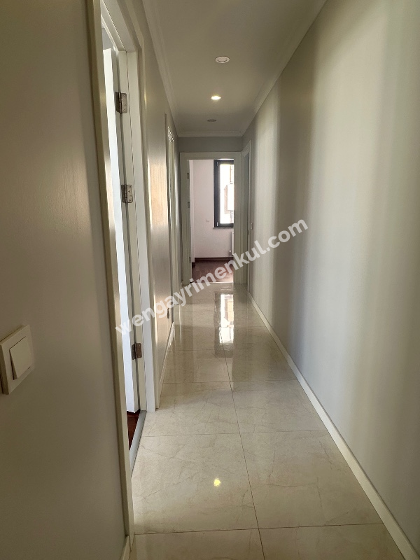 FENERBAHÇE SAHİL TARAFINDA PARKA BAKAN BİNADA 3+1 KİRALIK DAİRE