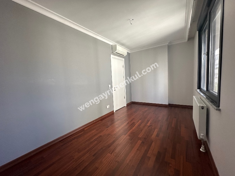 FENERBAHÇE SAHİL TARAFINDA PARKA BAKAN BİNADA 3+1 KİRALIK DAİRE