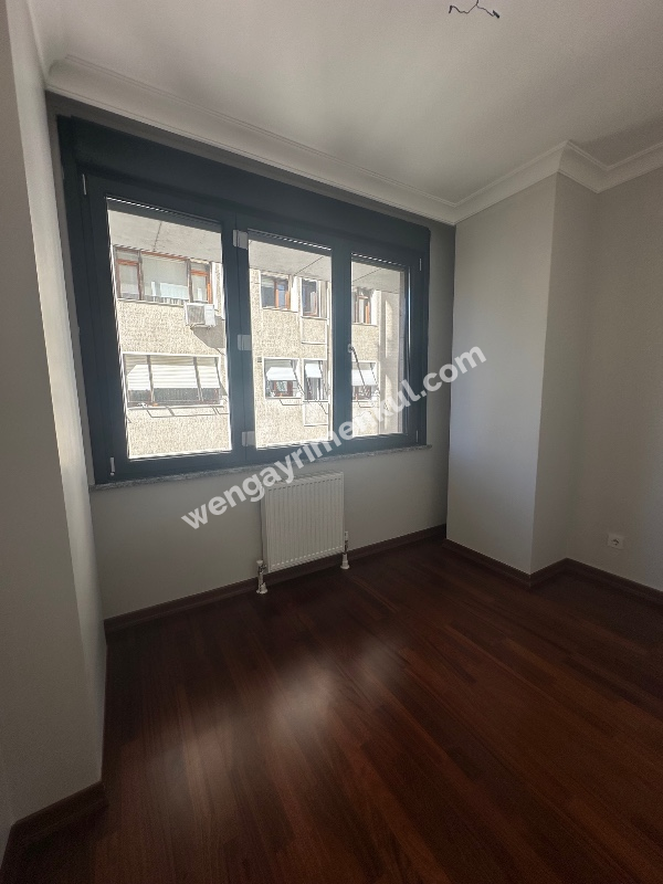 FENERBAHÇE SAHİL TARAFINDA PARKA BAKAN BİNADA 3+1 KİRALIK DAİRE