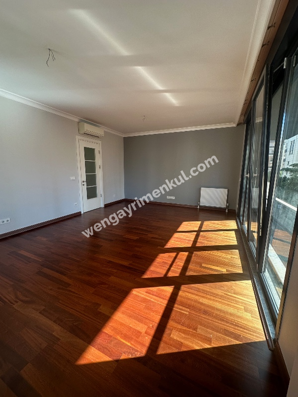 FENERBAHÇE SAHİL TARAFINDA PARKA BAKAN BİNADA 3+1 KİRALIK DAİRE