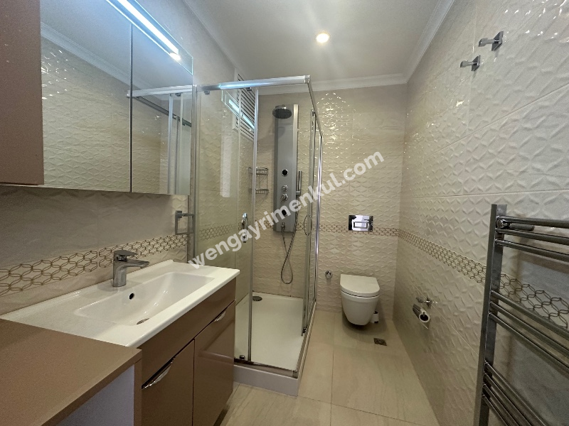 FENERBAHÇE SAHİL TARAFINDA PARKA BAKAN BİNADA 3+1 KİRALIK DAİRE