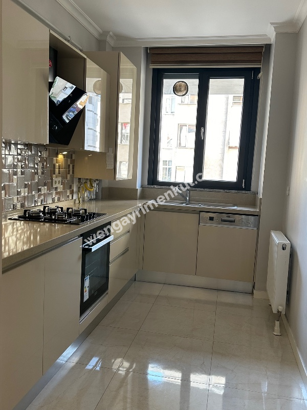 FENERBAHÇE SAHİL TARAFINDA PARKA BAKAN BİNADA 3+1 KİRALIK DAİRE