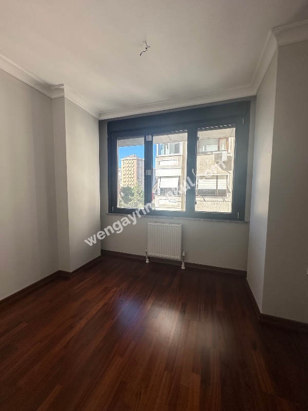 FENERBAHÇE SAHİL TARAFINDA PARKA BAKAN BİNADA 3+1 KİRALIK DAİRE