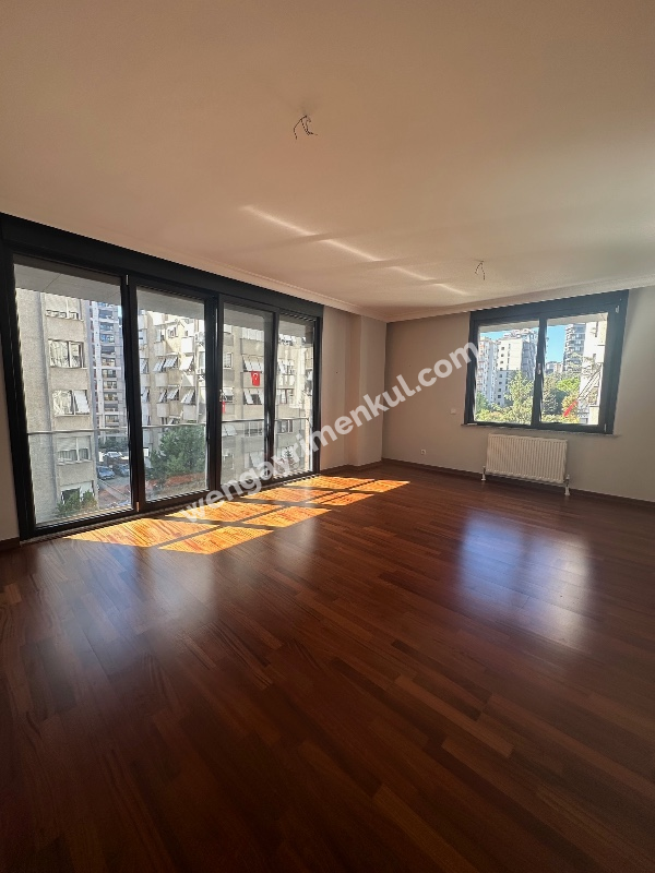 FENERBAHÇE SAHİL TARAFINDA PARKA BAKAN BİNADA 3+1 KİRALIK DAİRE