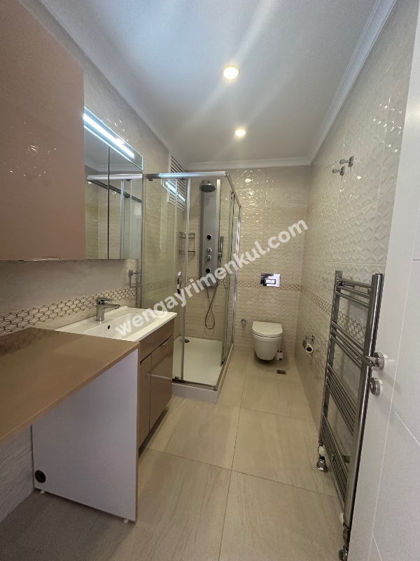 FENERBAHÇE SAHİL TARAFINDA PARKA BAKAN BİNADA 3+1 KİRALIK DAİRE