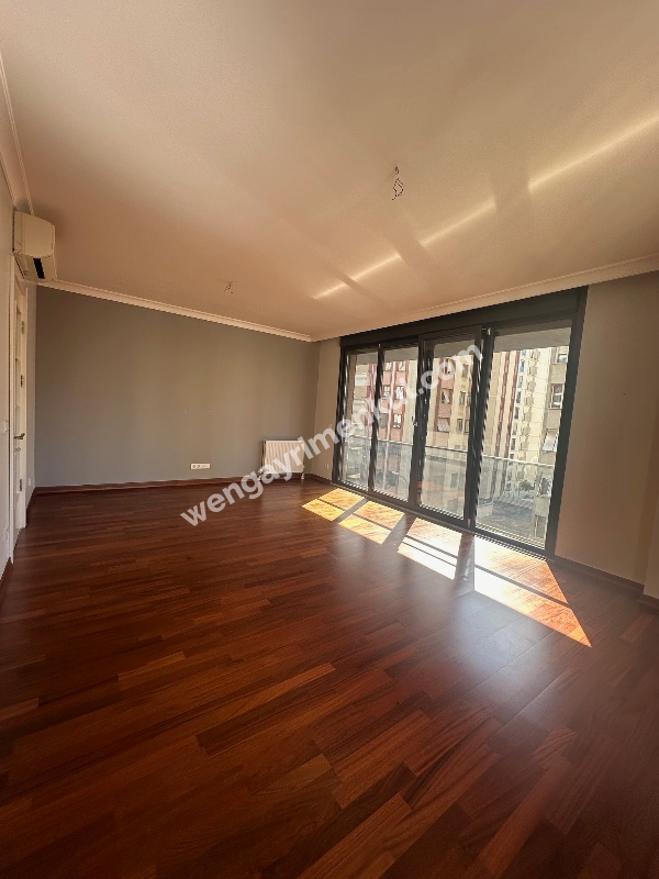 FENERBAHÇE SAHİL TARAFINDA PARKA BAKAN BİNADA 3+1 KİRALIK DAİRE