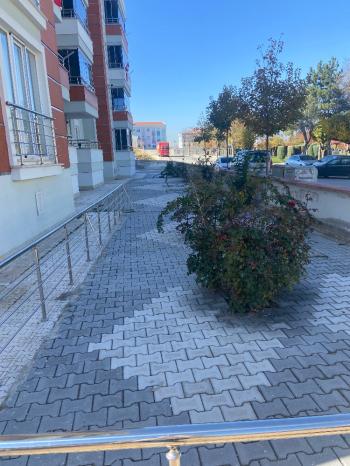 GÜVENAY - ÇORUM KALE MAHALLESİ LOZANEVLER ARKASI SATILIK DAİRE 