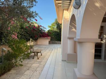 Kıbrıs Girne Karaoğlanoğlu Bölgesinde Kiralık 3+1 Havuzlu Villa