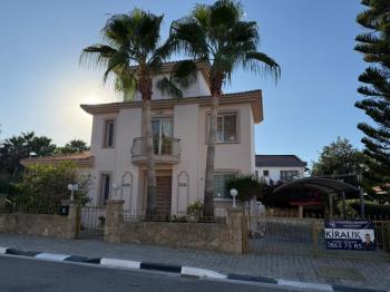 Kıbrıs Girne Karaoğlanoğlu Bölgesinde Kiralık 3+1 Havuzlu Villa