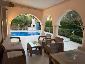 Kıbrıs Girne Karaoğlanoğlu Bölgesinde Kiralık 3+1 Havuzlu Villa