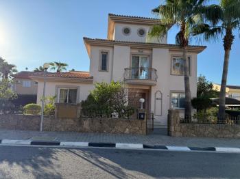 Kıbrıs Girne Karaoğlanoğlu Bölgesinde Kiralık 3+1 Havuzlu Villa