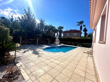 Kıbrıs Girne Karaoğlanoğlu Bölgesinde Kiralık 3+1 Havuzlu Villa