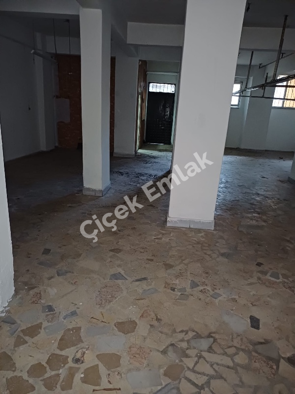 Yeşilpınar'da 100 m2 Tekstile Uygun Giriş Altı Kiralık Dükkan