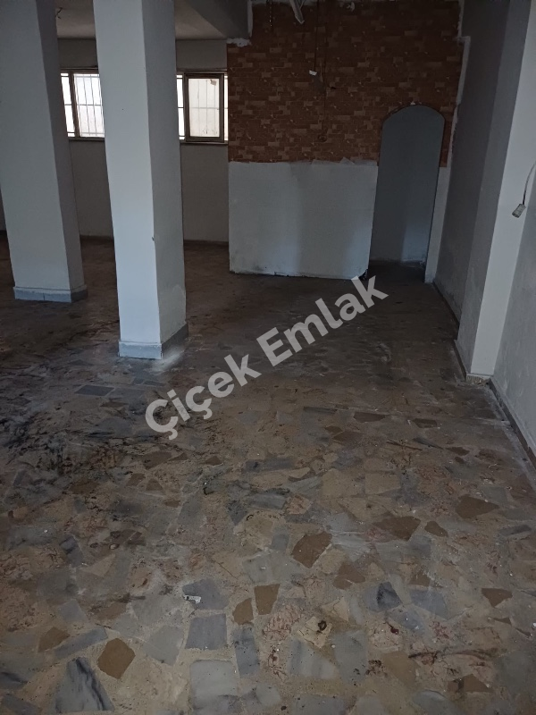 Yeşilpınar'da 100 m2 Tekstile Uygun Giriş Altı Kiralık Dükkan