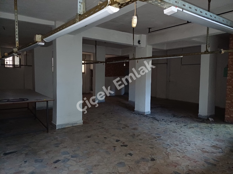 Yeşilpınar'da 100 m2 Tekstile Uygun Giriş Altı Kiralık Dükkan