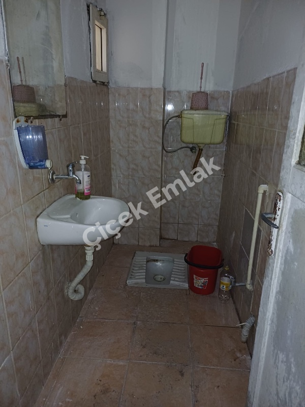 Yeşilpınar'da 100 m2 Tekstile Uygun Giriş Altı Kiralık Dükkan