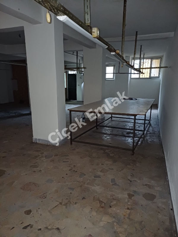 Yeşilpınar'da 100 m2 Tekstile Uygun Giriş Altı Kiralık Dükkan