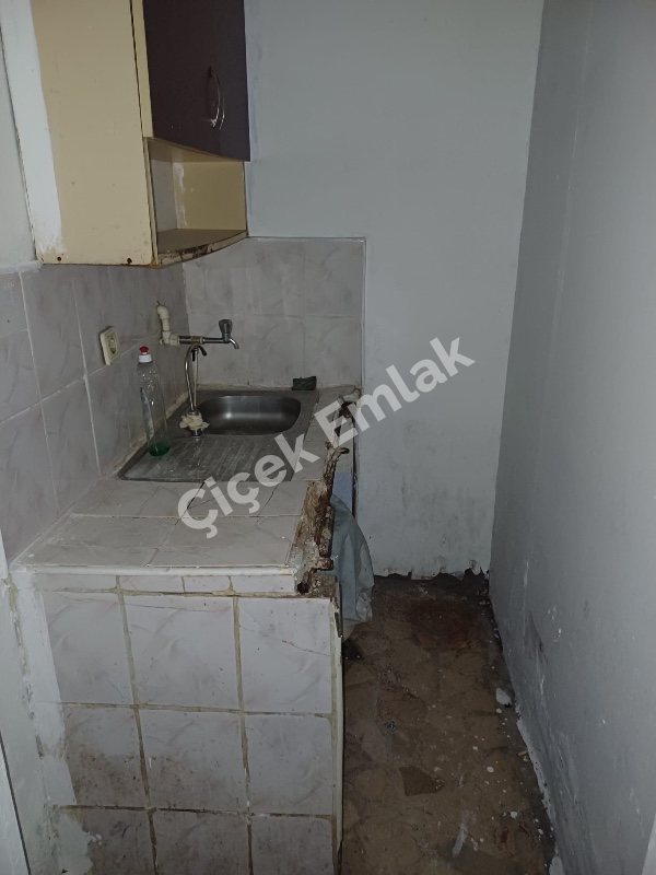 Yeşilpınar'da 100 m2 Tekstile Uygun Giriş Altı Kiralık Dükkan