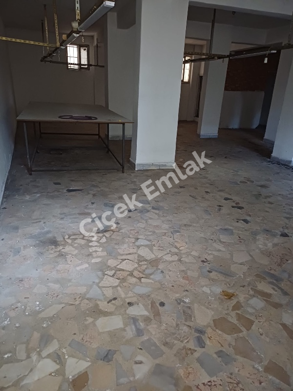 Yeşilpınar'da 100 m2 Tekstile Uygun Giriş Altı Kiralık Dükkan
