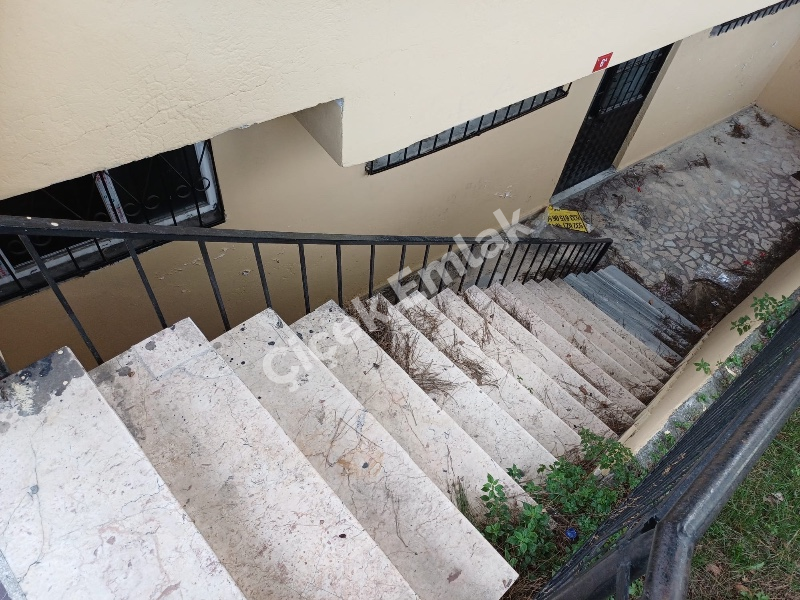 Yeşilpınar'da 100 m2 Tekstile Uygun Giriş Altı Kiralık Dükkan