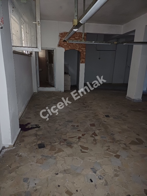 Yeşilpınar'da 100 m2 Tekstile Uygun Giriş Altı Kiralık Dükkan