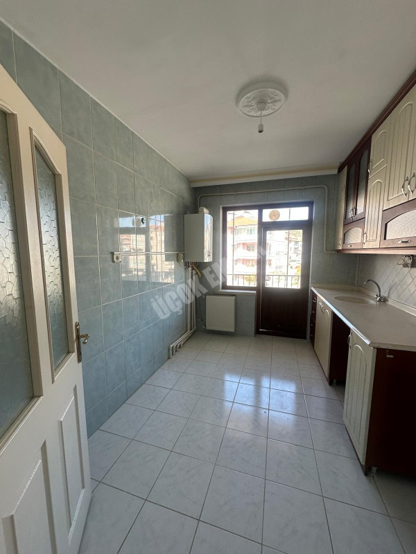 AFYON ÜÇOK EMLAKTAN KANLICA MAH KİRALIK ARAKAT 2+1 TEMİZ BAKIMLI DAİRE