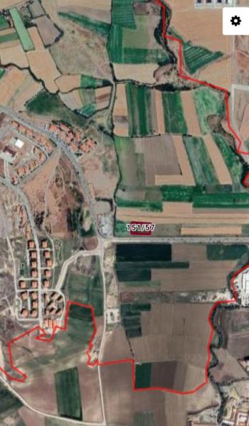 GUVENAY - ÇORUM AK KENT MAHALLESİ YOL ÜZERİ  2850 M2 HİSSELİ TARLA