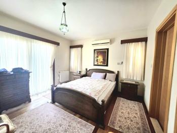 KKTC Girne Merkezde Havuzlu Site İçerisinde Satılık Geniş 3+1 Daire