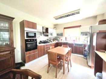 KKTC Girne Merkezde Havuzlu Site İçerisinde Satılık Geniş 3+1 Daire