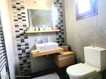 KKTC Girne Merkezde Havuzlu Site İçerisinde Satılık Geniş 3+1 Daire