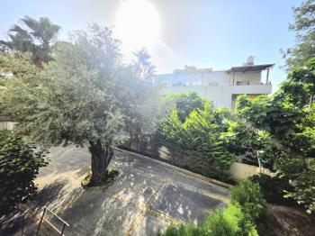 KKTC Girne Merkezde Havuzlu Site İçerisinde Satılık Geniş 3+1 Daire