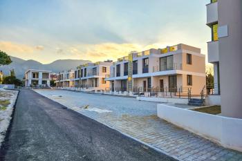 KKTC Girne Karaoğlanoğlu'ndan Site İçerisinde Denize 100 Metre Satılık 1+1 Eşyalı Penthouse