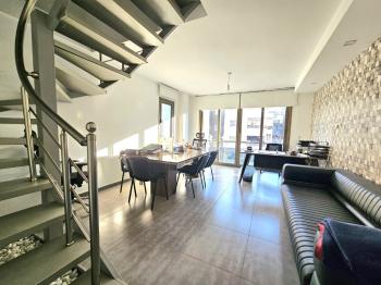 KKTC Girne Merkezde Ana Cadde Üzeri Tabela Değeri Yüksek Satılık 2+1 Dubleks Ofis