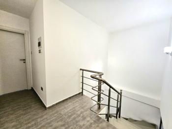 KKTC Girne Merkezde Ana Cadde Üzeri Tabela Değeri Yüksek Satılık 2+1 Dubleks Ofis