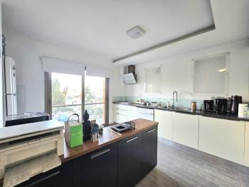 KKTC Girne Merkezde Ana Cadde Üzeri Tabela Değeri Yüksek Satılık 2+1 Dubleks Ofis