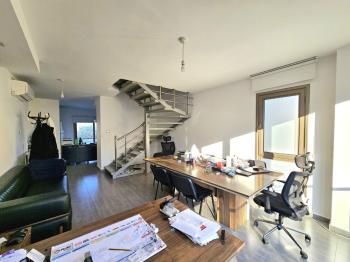 KKTC Girne Merkezde Ana Cadde Üzeri Tabela Değeri Yüksek Satılık 2+1 Dubleks Ofis