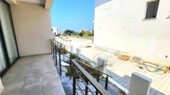 Kıbrıs Girne Karaoğlanoğlu'nda Site İçerisinde Denize 100 Metre Satılık 1+1 Daire