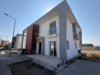 Lefkoşa Minareliköy'de Erülkü Karşısı Havuzlu Sitede Büyük Bahçeli Satılık 3+1 Villa