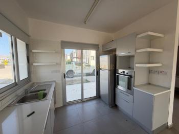 Lefkoşa Minareliköy'de Erülkü Karşısı Havuzlu Sitede Büyük Bahçeli Satılık 3+1 Villa