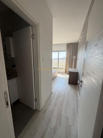 Lefkoşa Minareliköy'de Erülkü Karşısı Havuzlu Sitede Büyük Bahçeli Satılık 3+1 Villa