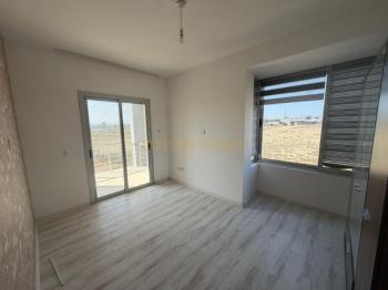 Lefkoşa Minareliköy'de Erülkü Karşısı Havuzlu Sitede Büyük Bahçeli Satılık 3+1 Villa