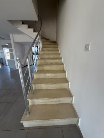 Lefkoşa Minareliköy'de Erülkü Karşısı Havuzlu Sitede Büyük Bahçeli Satılık 3+1 Villa