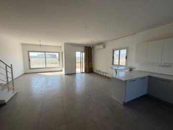 Lefkoşa Minareliköy'de Erülkü Karşısı Havuzlu Sitede Büyük Bahçeli Satılık 3+1 Villa