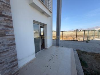 Lefkoşa Minareliköy'de Erülkü Karşısı Havuzlu Sitede Büyük Bahçeli Satılık 3+1 Villa