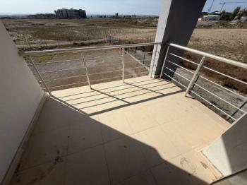 Lefkoşa Minareliköy'de Erülkü Karşısı Havuzlu Sitede Büyük Bahçeli Satılık 3+1 Villa