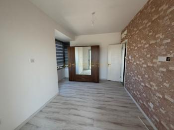 Lefkoşa Minareliköy'de Erülkü Karşısı Havuzlu Sitede Büyük Bahçeli Satılık 3+1 Villa